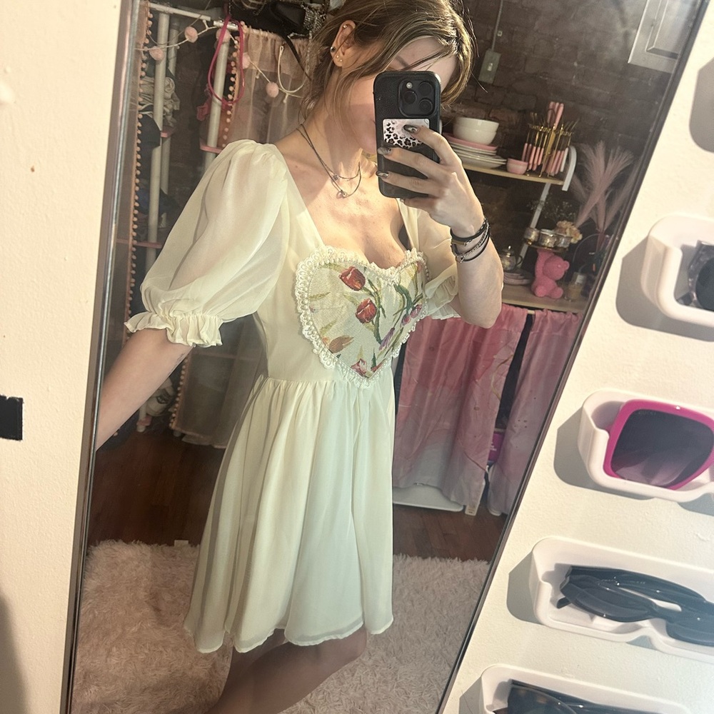 💕 Floral Embroidered Cream Dress - Picture 3 of 3